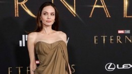 Болезненная худоба и острые плечи: Джоли пришла на премьеру «Вечных» с пятью детьми