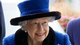 Играла в покер: королева Елизавета II снялась в клипе с Леди Гагой