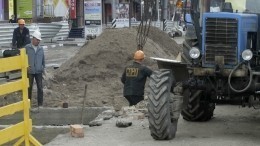 Красноярского подростка засосало в вырытую коммунальными службами яму