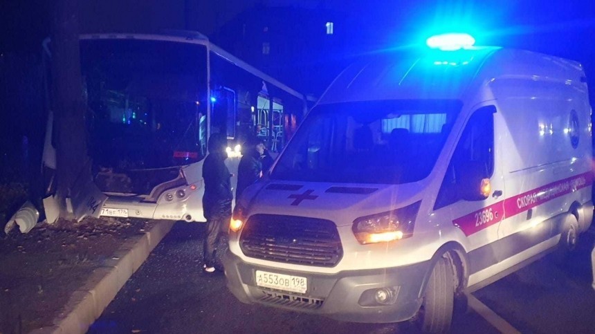 Автобус с пассажирами врезался в дерево на юге Петербурга