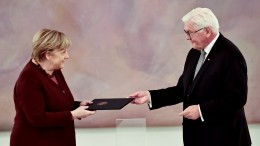 Штайнмайер вручил Меркель уведомление об окончании ее полномочий канцлера