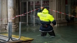 Мощное наводнение привело к образованию водопадов в Италии