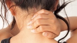 Выпрямите спину: о чем сигнализирует боль в шее и как ее лечить