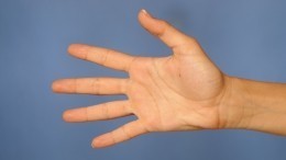 Хам или несчастный человек: о чем может рассказать средний палец