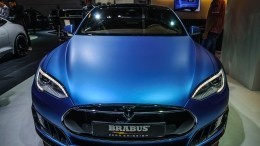 Разорвавшаяся пополам Tesla миллиардера загорелась в результате ДТП в Москве