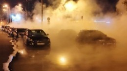Из-за прорыва трубы с кипятком затопило улицу на юге Петербурга