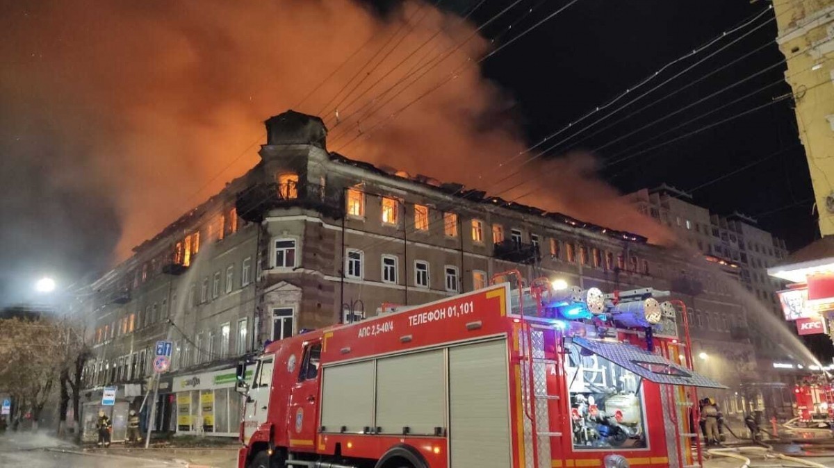 Пожар уничтожил элитную гостиницу XIX века в центре Саратова — ее не могли  продать