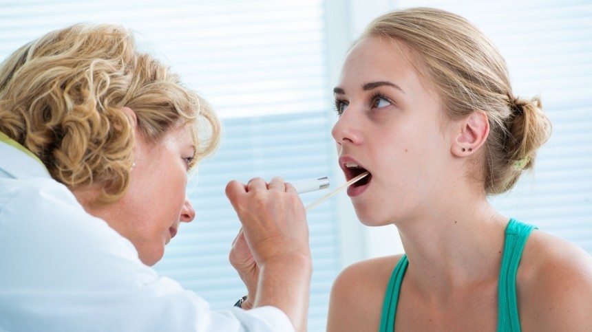 Пятна на языке и боль в горле: названы симптомы рака в полости рта