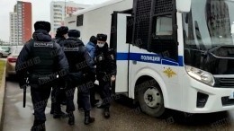 Сотрудники полиции приехали на место в Новой Москве, где толпа напала на отца с малышом