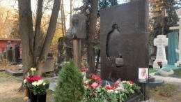 На могиле Жванецкого в Москве в первую годовщину его смерти открыли памятник