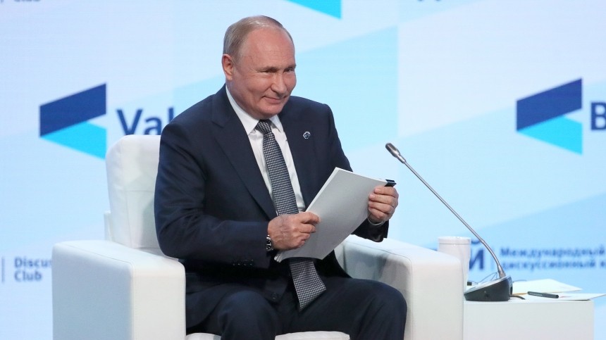 Внимательный Владимир Путин спас оператора от падения