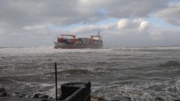 Раскололся пополам: в Приморье ураган выбросил на берег контейнеровоз