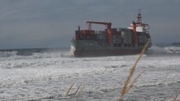 Губернатор Приморья: «Экипаж севшего на мель контейнеровоза в безопасности»