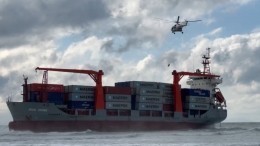 Вертолет Ми-8 эвакуирует граждан Китая с севшего на мель в Приморье корабля
