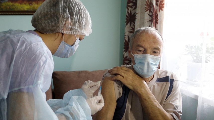 Петербуржцев старше 60 лет без прививки от COVID-19 отстранят от работы