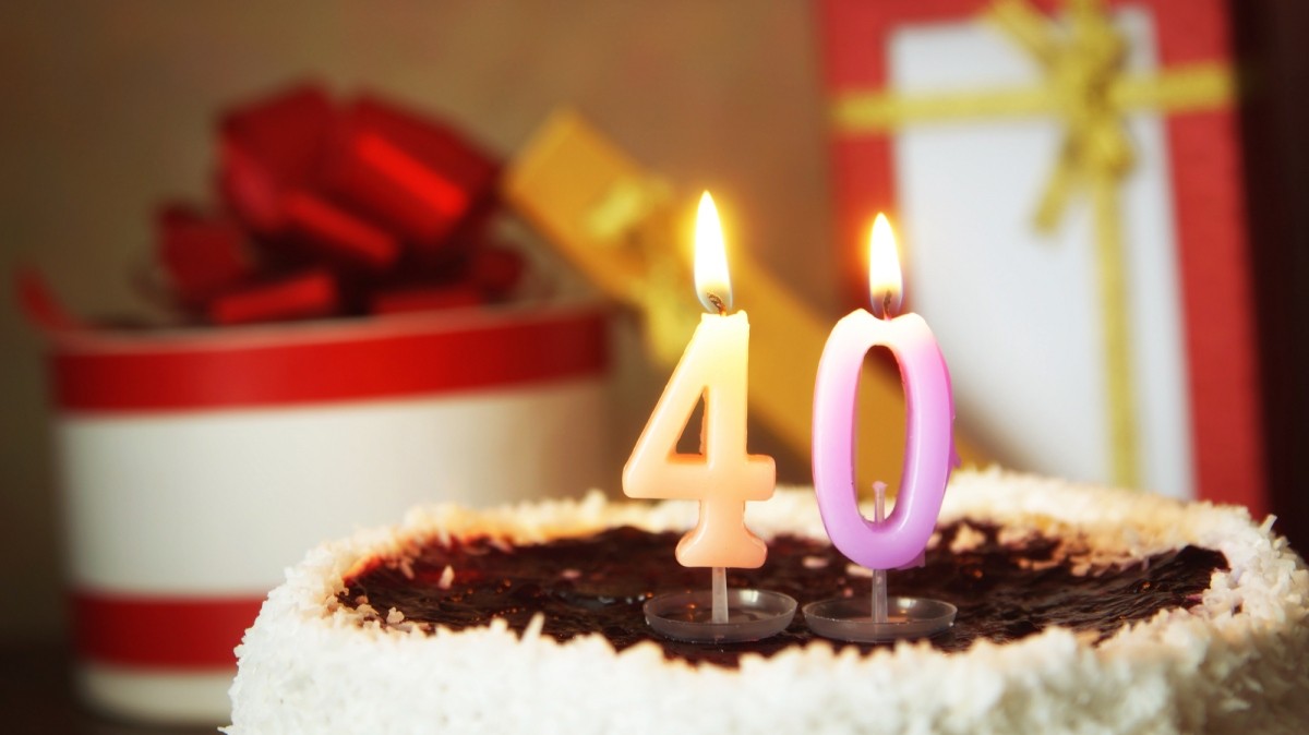 Можно отмечать 40 летия. Торт со свечами 16 лет. Свечи для торта. Свечи 25 лет.