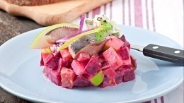 Вариация на тему «селедка под шубой»: рецепт салата из свеклы с орехами и чесноком