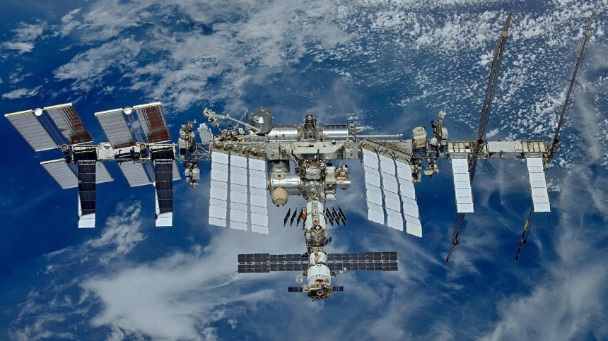 Российские космонавты спрятались от угрожающего МКС космического мусора