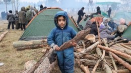 Замерзшие беженцы начали покидать белорусско-польскую границу