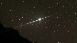 Жители Ижевска сняли видео с взорвавшимся в ночном небе метеором
