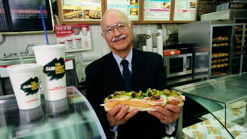 Умер последний из основателей сети ресторанов Subway Питер Бак