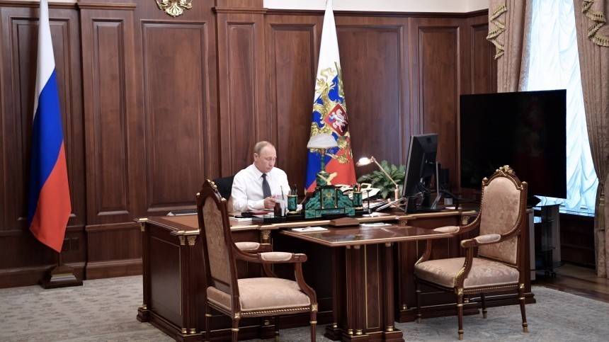 Кнопка президента РФ для вызова помощника попала на видео
