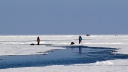 Не дождавшиеся окрепшего льда рыбаки чуть не погибли на реке Енисей