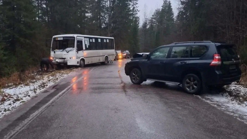 Пассажирский автобус в лобовую столкнулся с внедорожником в Ленобласти