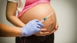 Врач рассказала о пользе вакцинации от COVID-19 для беременных