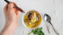 Просто, быстро и вкусно: рецепт овощного супа с фрикадельками от шеф-повара