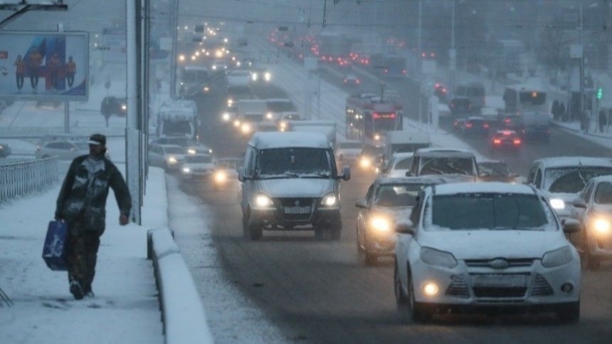Петербург на фоне многочасового снегопада встал в десятибалльных пробках