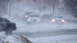 Первые аварии в заснеженном Петербурге: КАД стоит, в центре занесло автобус