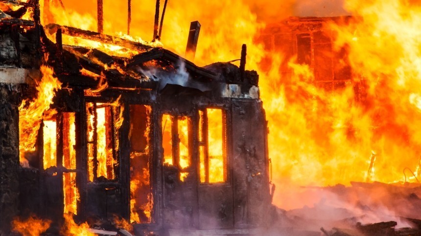 Пожар в поселке на Сахалине взял в огненное кольцо жителей одного из домов