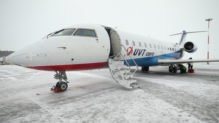 Самолет в Челябинске выкатился за пределы ВПП