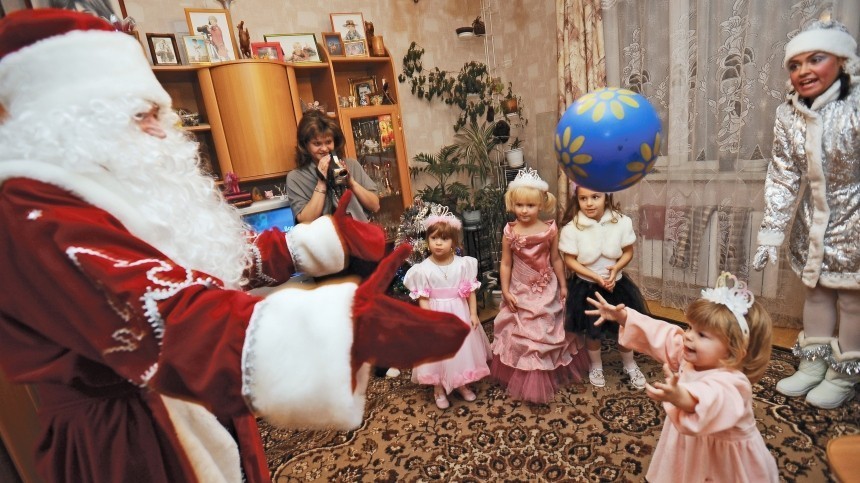 Названа средняя стоимость заказа Деда Мороза и Снегурочки домой в России
