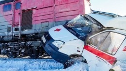 Поезд протаранил карету скорой помощи на переезде под Хабаровском — видео с места