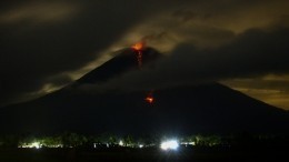 Мощное извержение вулкана Семеру вызвало панику в Индонезии