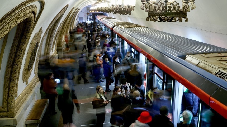 В остановившемся в метро Москвы поезде находится машинист без сознания