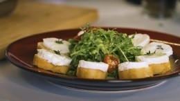 Изысканный рецепт: французский салат с козьим сыром и багетом