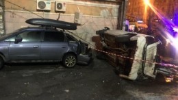 Иномарка врезалась в жилой дом во Владивостоке — два человека погибли