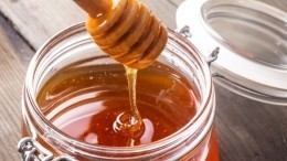 Будьте осторожны: кому запрещено есть мед, а кого он может спасти от болезней