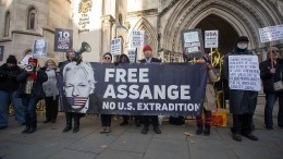 Звезды пришли поддержать Ассанжа на митинг у британского консульства в США