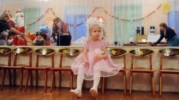 Психолог Петрановская считает оскорбительным дарить подарки на Новый год детям-сиротам