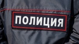 Момент, как тело до смерти избитой женщины выносят из подъезда на юге Москвы, попал на видео