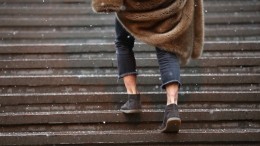 Лишиться ног ради моды: невролог рассказал об опасности коротких брюк зимой