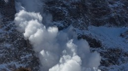 Очевидцы сняли сход гигантской лавины в Кабардино-Балкарии на видео