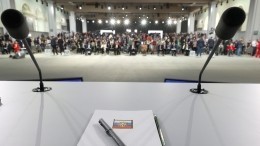 Песков пообещал журналистам сувениры в виде набалдашников микрофона Путина