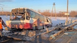 «Товарняк» снес пассажирский автобус на переезде в Алтайском крае