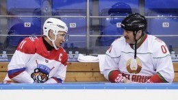 Путин забросил семь шайб в товарищеском хоккейном матче с Лукашенко