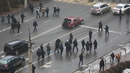 Протестующие ворвались в мэрию Алма-Аты и открыли стрельбу по военным